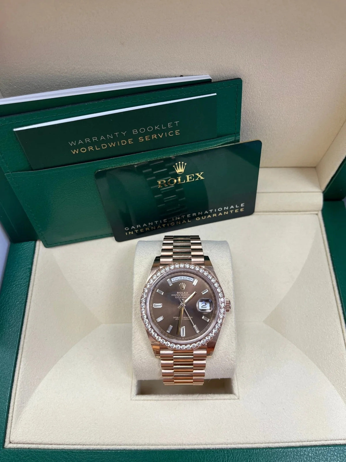 【1:1 Super Clone】  Day-Date 40mm Chocolate Baguette Diamond Dial Diamond Bezel Dial Watch 228345RBR