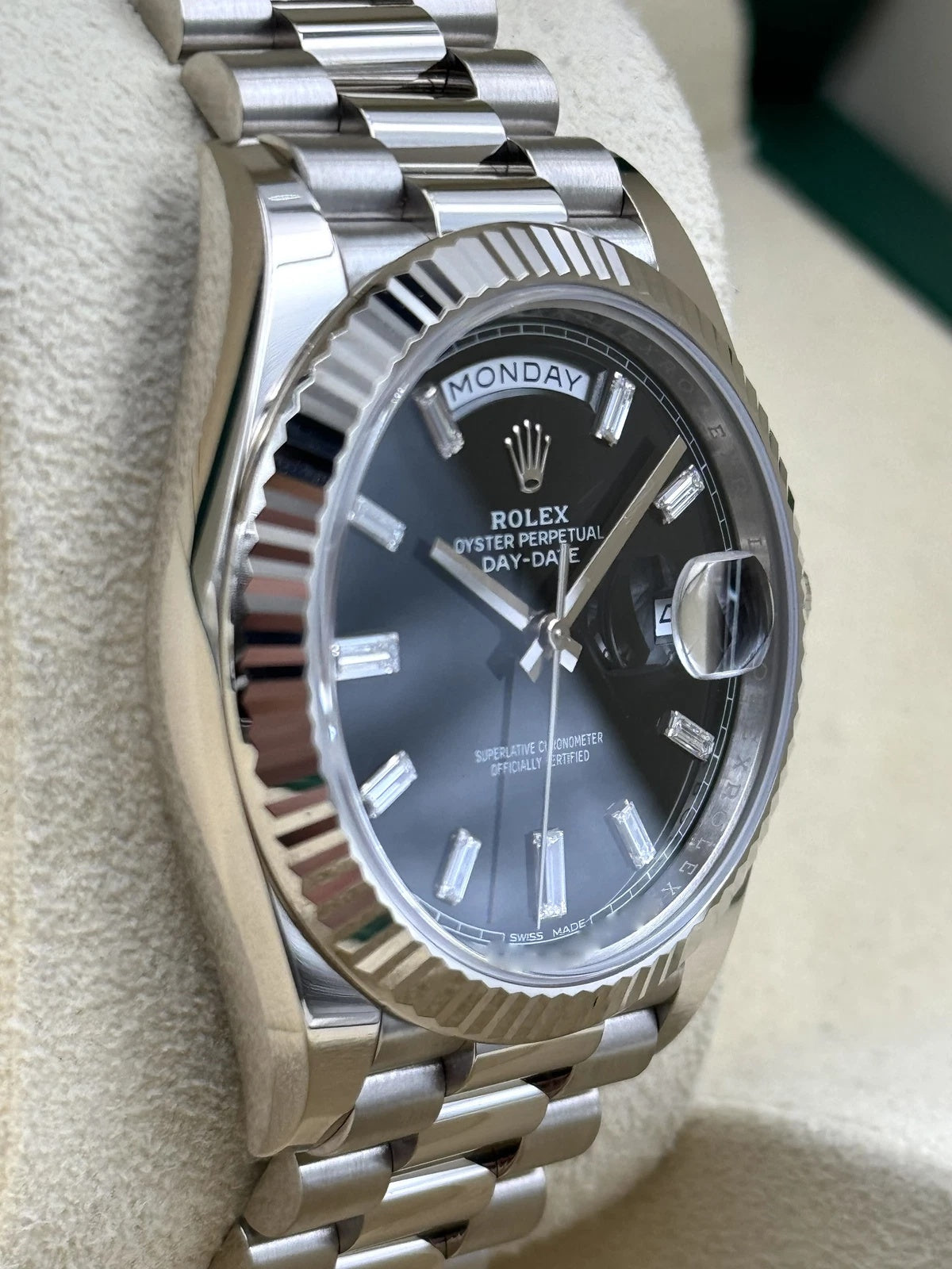 【1:1 Super Clone】  Day-Date "President" 40mm White Gold Black Diamond Baguette Dial - 228239