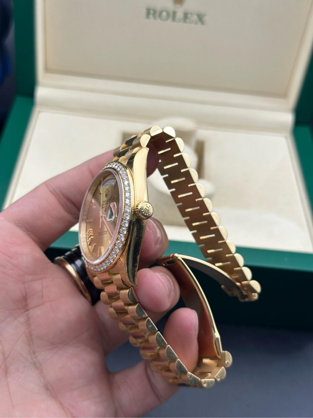 【1:1 Super Clone】 Day-Date 40mm Champagne Dial and Diamond Bezel Yellow Gold President Bracelet  228348RBR-0003