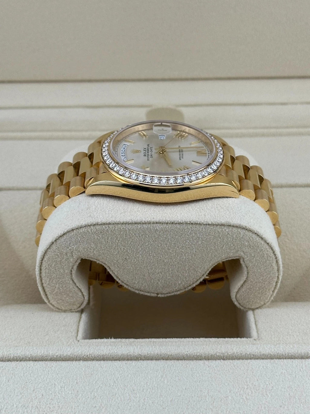 【1:1 Super Clone】 Day-Date 40mm Silver Roman Dial and Diamond Bezel Yellow Gold President Bracelet 228348RBR-0007