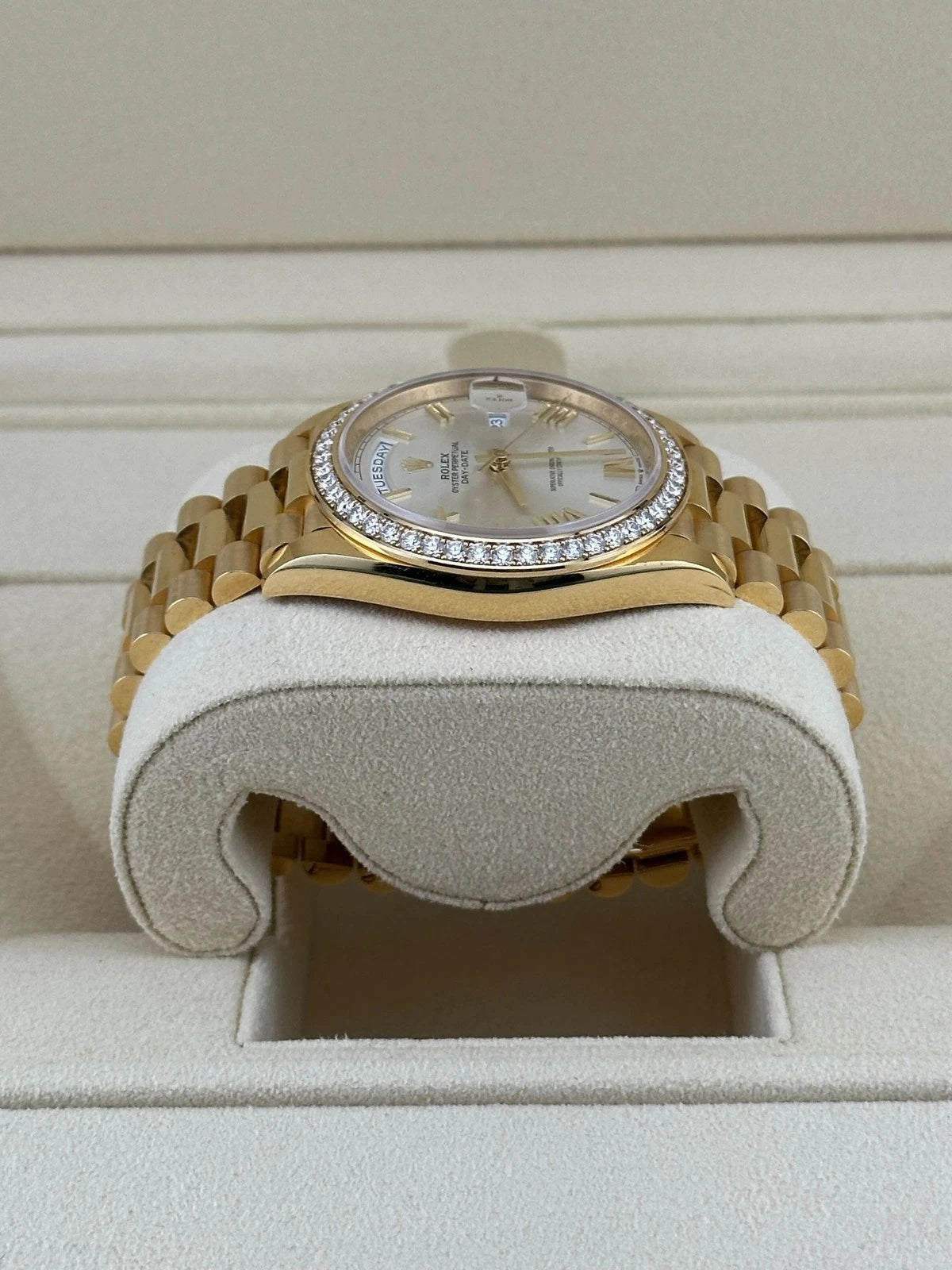 【1:1 Super Clone】 Day-Date 40mm Silver Roman Dial and Diamond Bezel Yellow Gold President Bracelet 228348RBR-0007