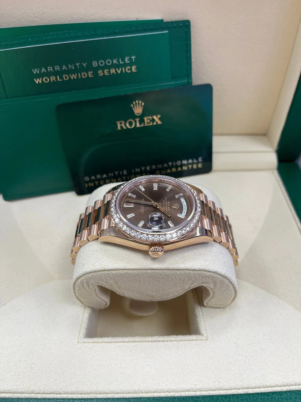 【1:1 Super Clone】  Day-Date 40mm Chocolate Baguette Diamond Dial Diamond Bezel Dial Watch 228345RBR