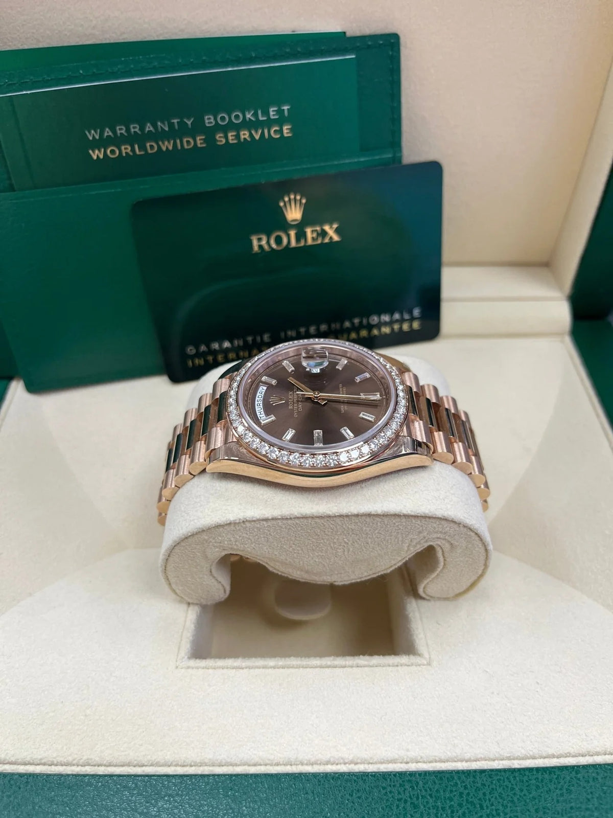 【1:1 Super Clone】  Day-Date 40mm Chocolate Baguette Diamond Dial Diamond Bezel Dial Watch 228345RBR