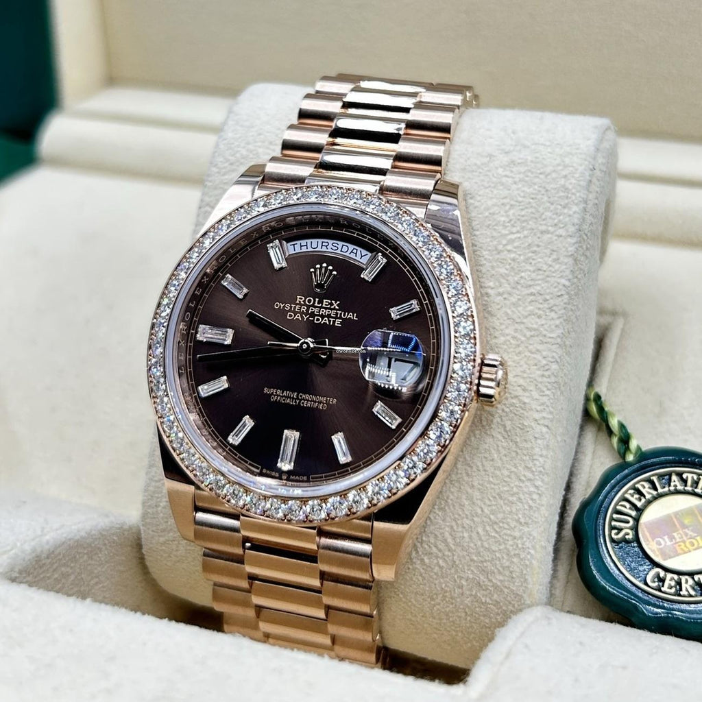 【1:1 Super Clone】  Day-Date 40mm Chocolate Baguette Diamond Dial Diamond Bezel Dial Watch 228345RBR